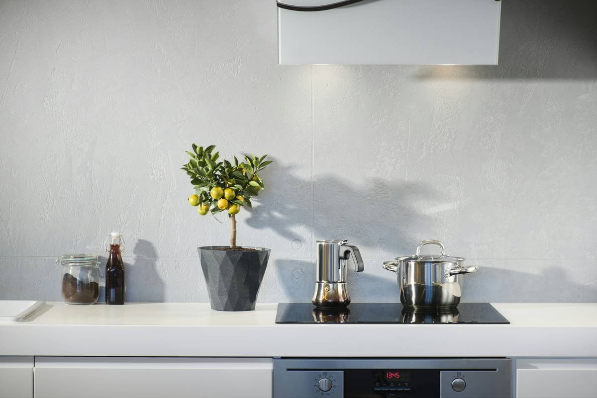 Infographic comparing stovetop steamer, electric egg cooker, and microwave egg poacher mechanisms
