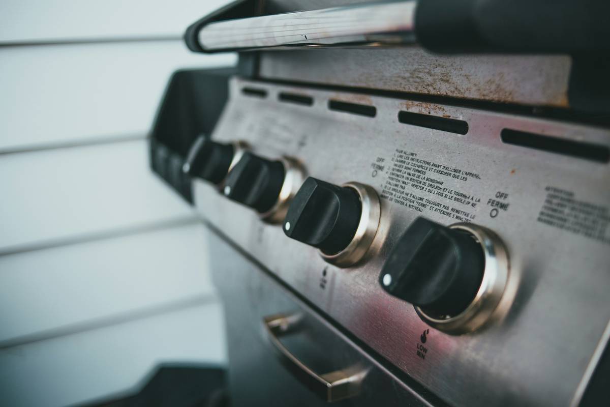 Infographic showing consequences of poor electric grill plate care: stuck food, uneven heating, rust, short lifespan